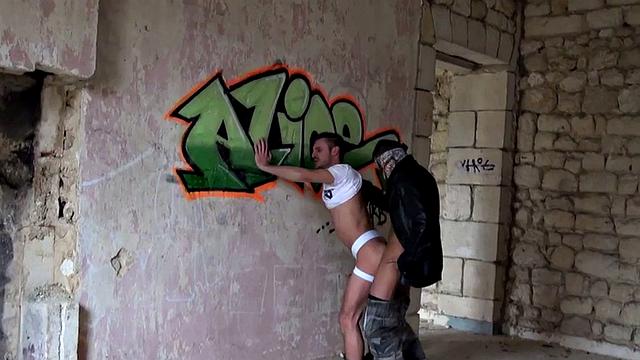 Masked outdoor top in leather fucks bottoms ass