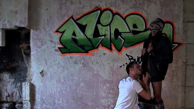 Masked outdoor top in leather fucks bottoms ass