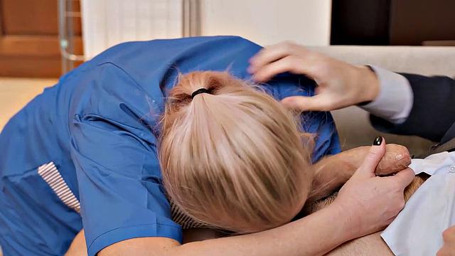 босс трахает зрелую горничную в офисе