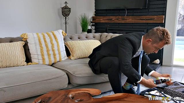 Горячая изменщица Skylar Snow заливает постель продавца сквиртом и кончей, пока муж на работе.