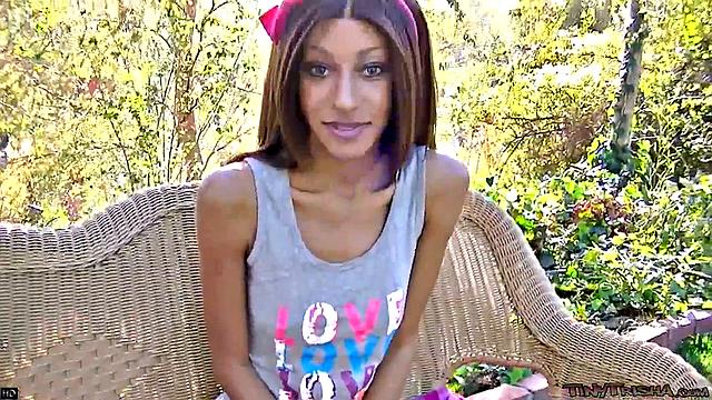 Tiny Trisha мастурбирует на природе, показывая свою бритую киску в pov формате.