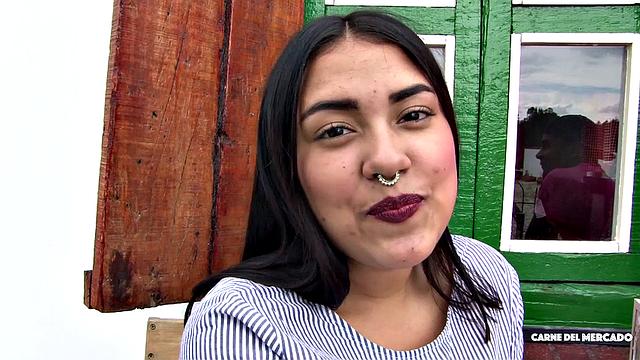 Latina teen gets facial in pickup & sex