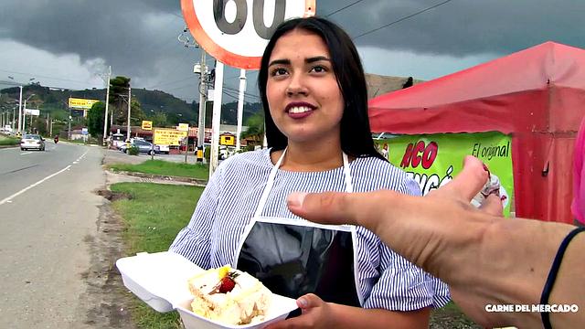 Колумбийка Джулиана Рестрепо ловит сперму на лицо в тачке - Алекс Морено не церемонится с латиночкой с огоньком.