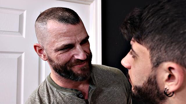 волосатый твинг жарко трахается с мощным красавцем