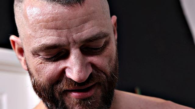 волосатый твинг жарко трахается с мощным красавцем