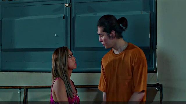 андреа гарсия раздевается по пояс и получает крепкий трах