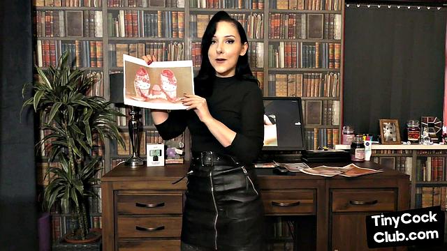 Кожаная малышка жестко унижает маленькие члены грязными словами