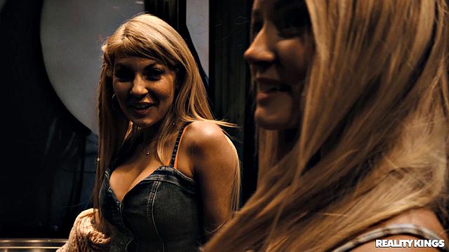 Sexy Chicks on Strip