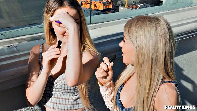 Sexy Chicks on Strip