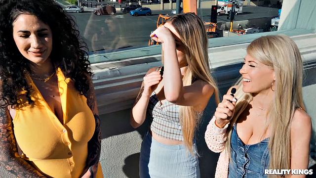 Sexy Chicks on Strip