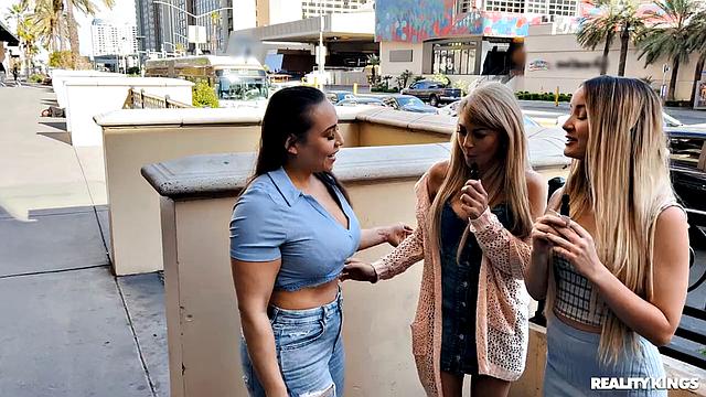 Мария Кази и Кайла Кейден устраивают разврат на улице с вибратором и приводят домой Арбель Рафаэль для лесбийской оргии на троих.