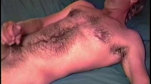 У Троя много волос, большой член и не менее большой гонор