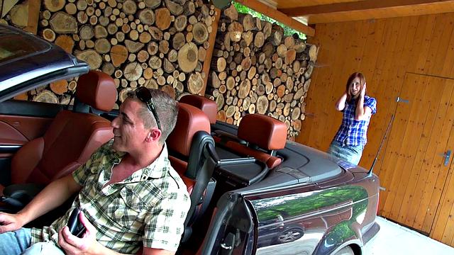 Рыжая Линда ловит свой фирменный крем прямо на веснушки