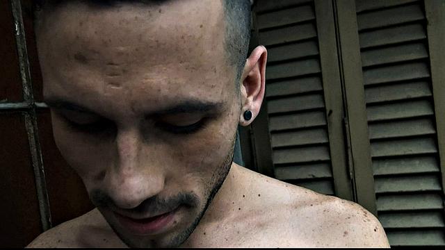 горячий латинец раздевается и принимает член глубоко в жопу