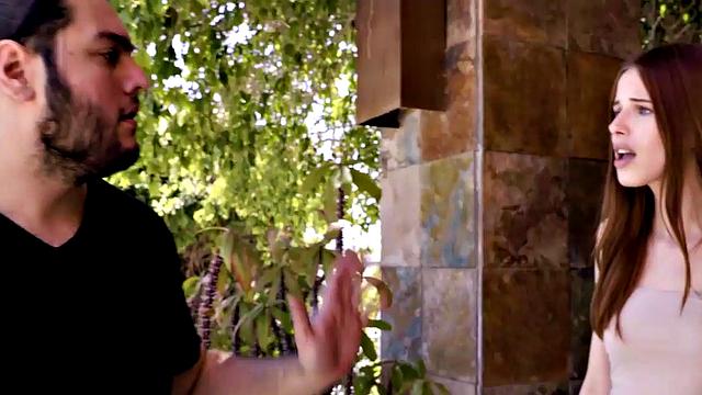 яркая рыжая заводит парня на улице и сносит ему башню языком