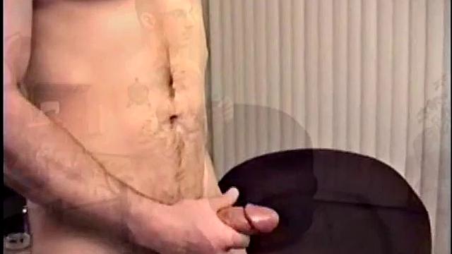 Мускулистый Джанни дрочит на камеру, показывая густую растительность