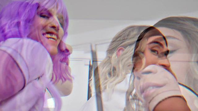 два накачанных парня жестко трахают фембоя андера волфа в двойном проникновении