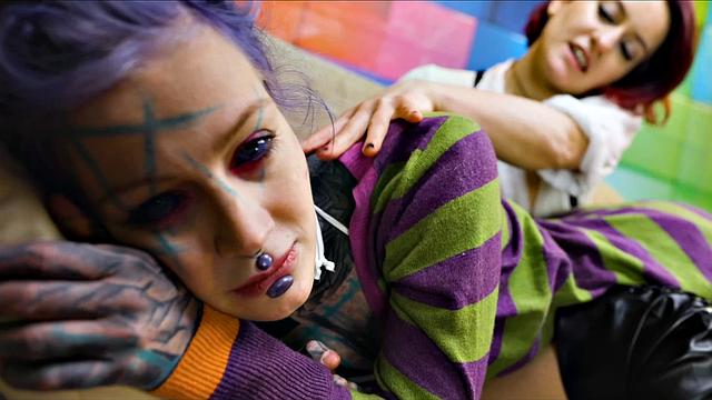 miss flora засовывает кулак в тугую жопу anuskatzz