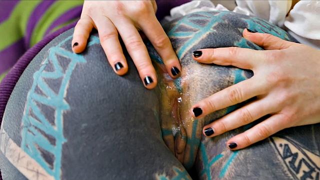 Miss Flora Works Her Fist Inside Anuskatzz Tight Asshole