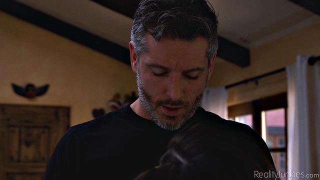 Кимми Кимм жаждет крепкого члена и кончает от настоящего мужика в киску!