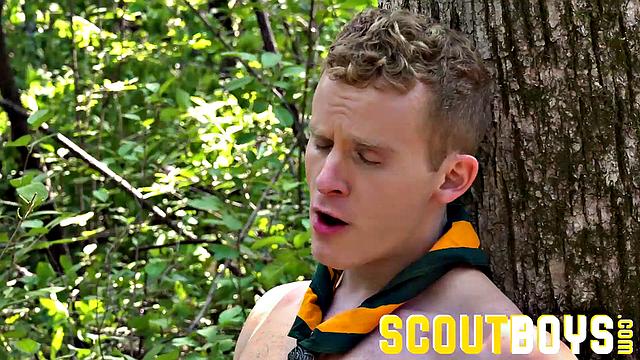 горячий латинец в форме жестко трахается на природе