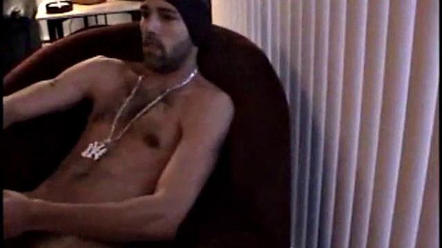 волосатый энрике кайфует от минета и быстро кончает