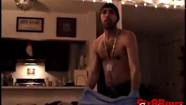 волосатый энрике кайфует от минета и быстро кончает