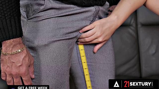 Виолет Рилз решила проверить размер клиента, а потом сама захотела примерить его на себя - кто бы устоял?