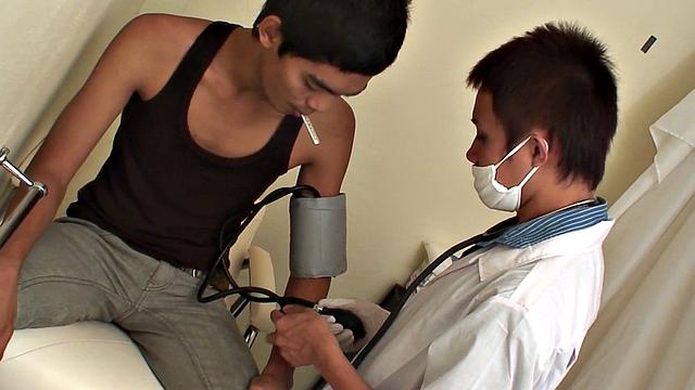 Skinny Asian drinks pee during bareback couple