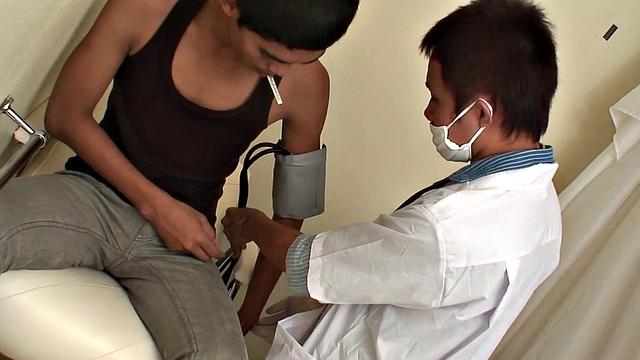 Skinny Asian drinks pee during bareback couple