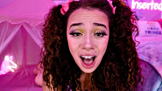 Willow страстно скачет на соседе и ловит горячий финиш на лицо