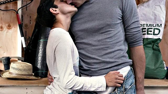 Petite Twink Anally Deilled In Skinny By Top Bf