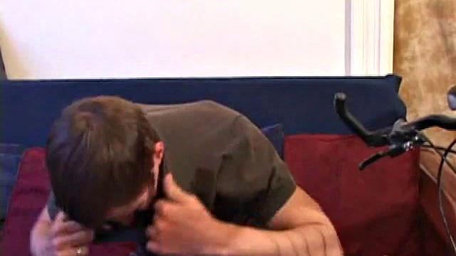 Эндрю Паттерсон дрочит член перед камерой, гей видео.