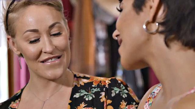 смотри, как блондинка глотает член, пока парень подглядывает