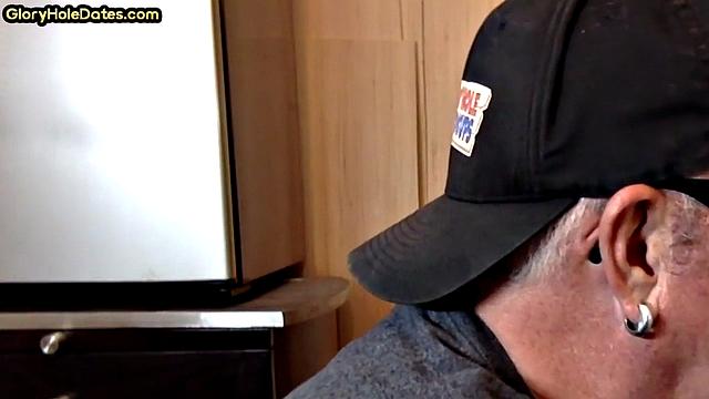 Homemade gloryhole DILF sucks in closeup POV scene