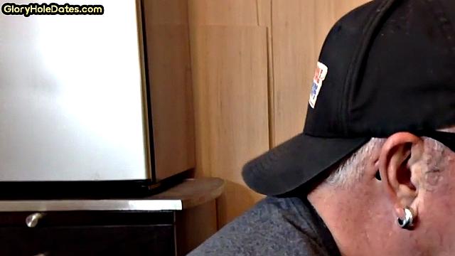 Homemade gloryhole DILF sucks in closeup POV scene