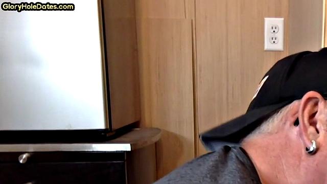 Homemade gloryhole DILF sucks in closeup POV scene