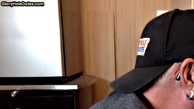 Homemade gloryhole DILF sucks in closeup POV scene