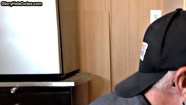 Homemade gloryhole DILF sucks in closeup POV scene