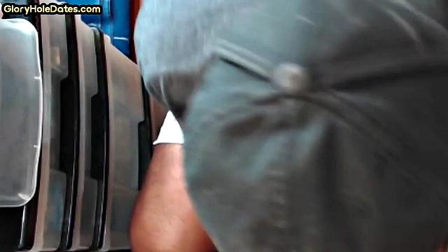 Homemade gloryhole DILF sucks in closeup POV scene