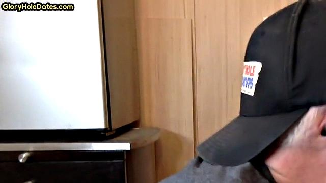 домашний зрелый жмот сосёт в дырку, всё в наглую крупным планом