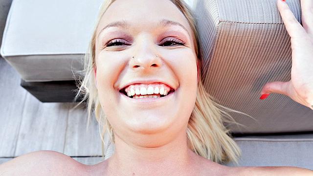 блондинка разносит яйца мужика в жесткой сцене