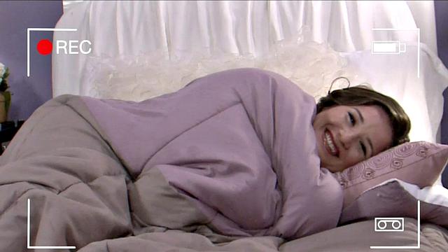 никки смит раздевается в кровати и получает в догги