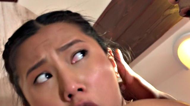 Азиатские шлюхи кайфуют от огромного черного члена в дикого тройничке