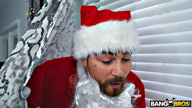 Кайли Куинн встречает Санту с вибратором под ёлкой: парень исполняет её рождественскую фантазию забавно и развратно.