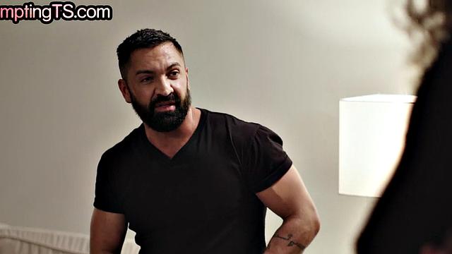 транс с упругой жопой ловит весёлый член в тугой анус