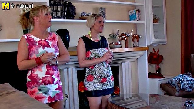 две немецкие милфы устраивают жаркую тусовку дома