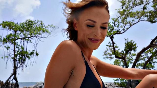 пляжная шалунья жадно сосёт, потом скачет сверху как развратная