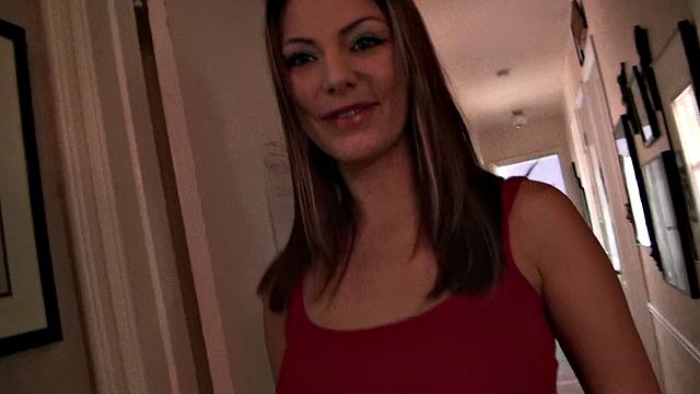 Застал домработницу за дрочкой на мои порнофильмы в спальне