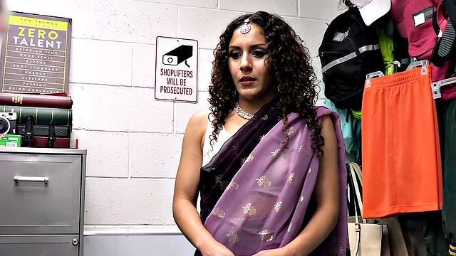 Зрелая ворует украшения и отдается охраннику в офисе